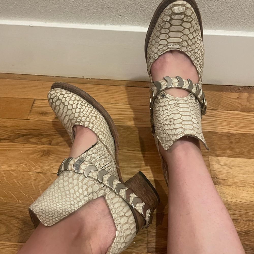 Freebies white Blade booties